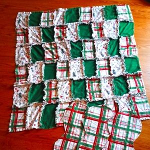 Baby Christmas 🎄 rag quilt 44 L 39W and 3 burp cloths 17x9  + A Free Gift